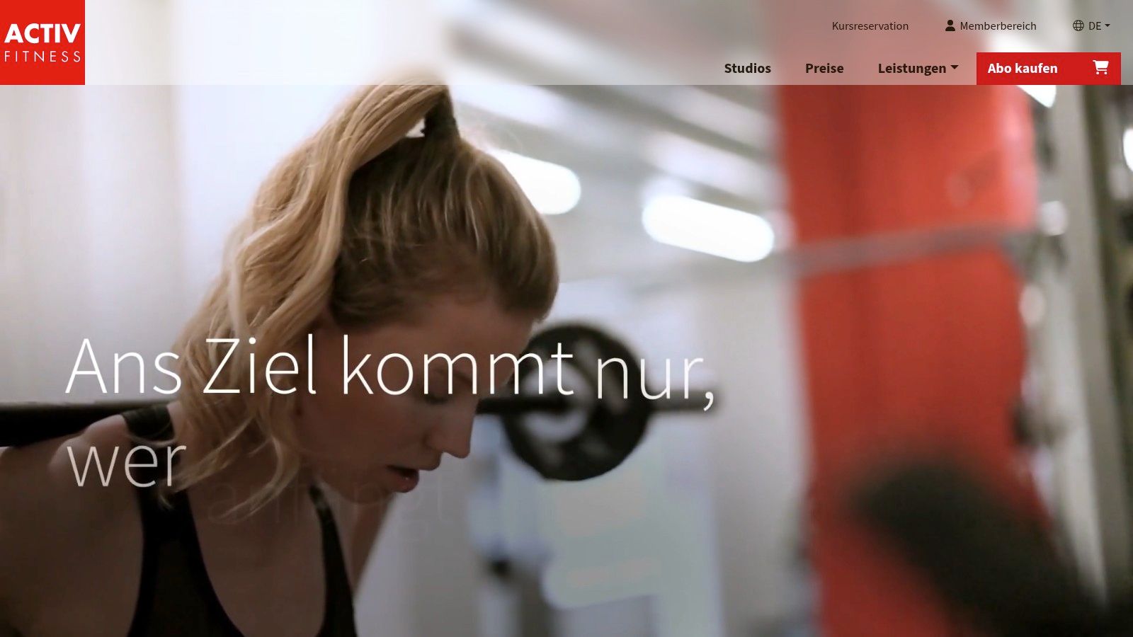 Eine Frau beim Hanteltraining in einem Gym in Zürich.