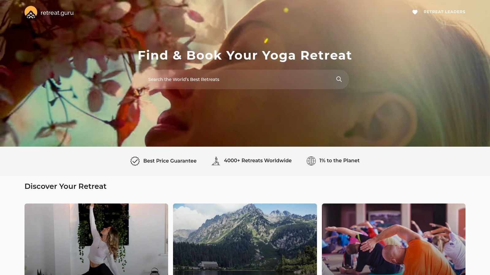 Eine Gruppe praktiziert Yoga in einem Retreat-Zentrum